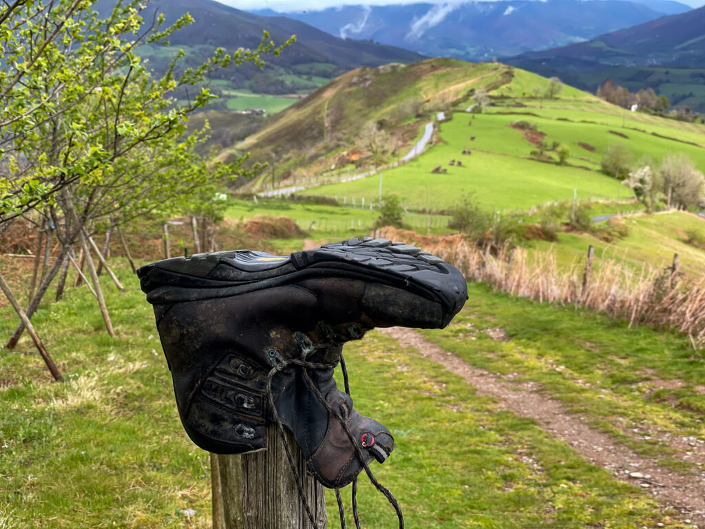 Wanderstiefel auf Pfahl